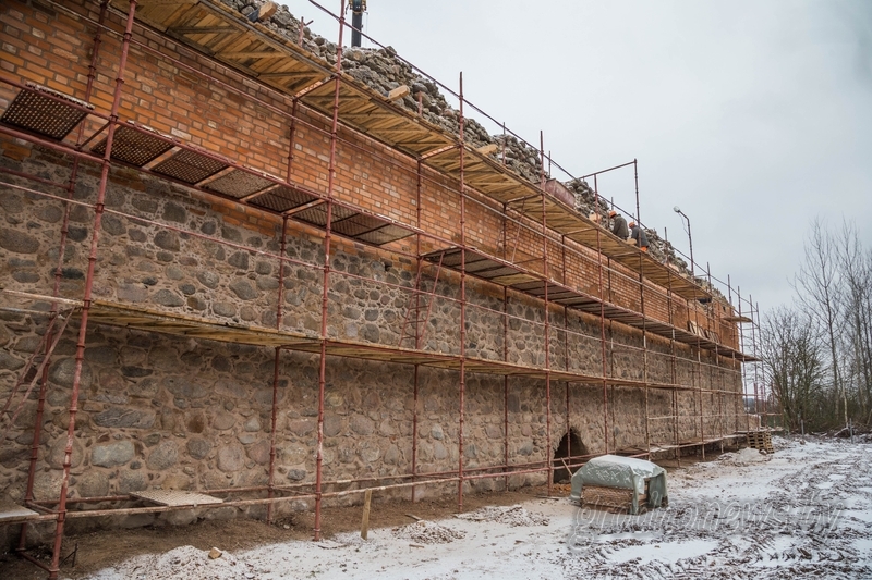 В Кревском замке восстанавливают черепичную крышу и стену