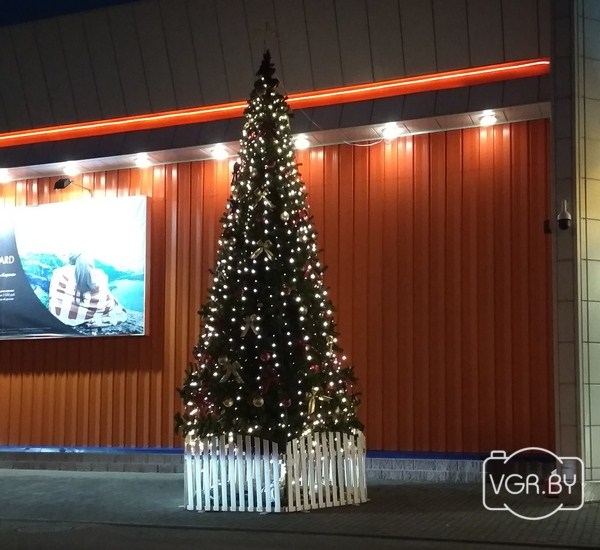 Ёлка на Савецкай амаль гатовая радаваць гродзенцаў. Падрыхтоўка да святаў завершыцца да сярэдзіны снежня