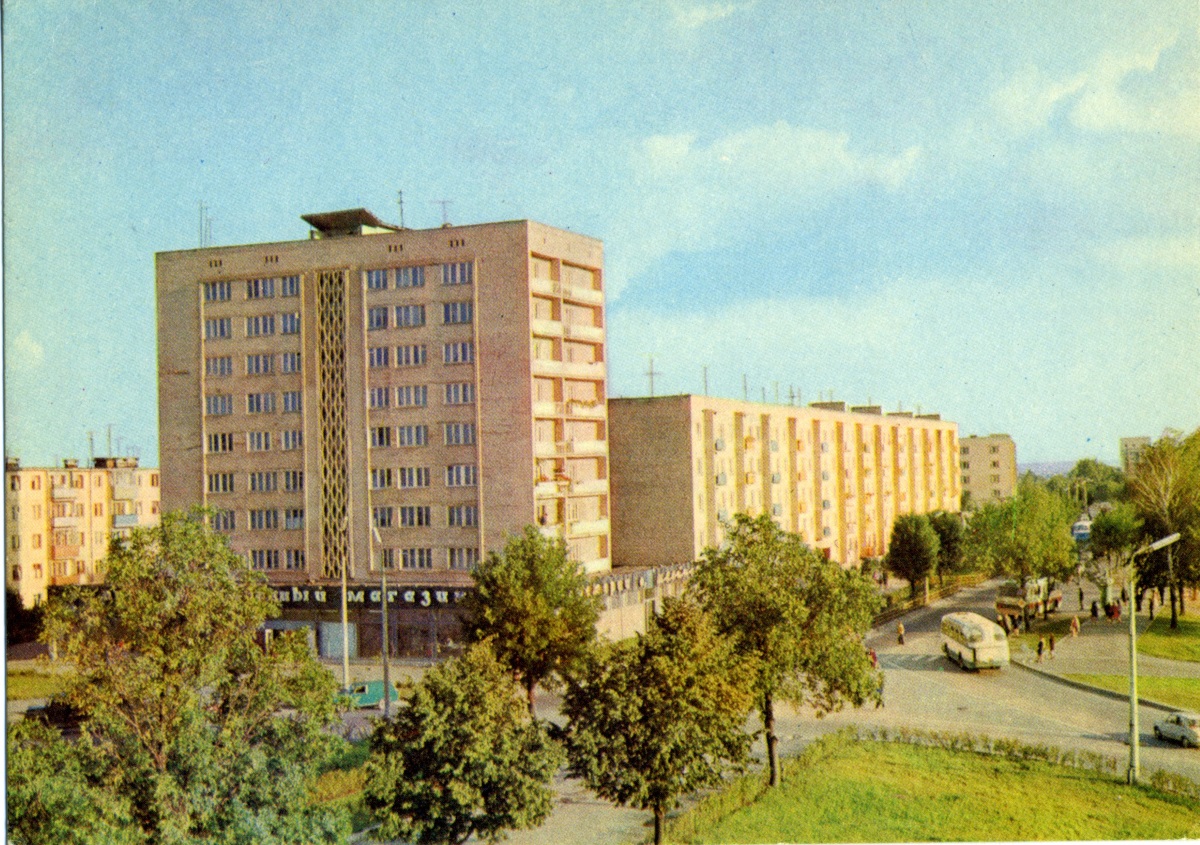 Пасярэдзіне вуліцы Горкага была цяністая каштанавая алея. 1980г.