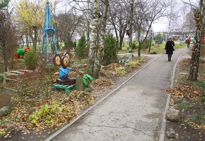 В образцовом гродненском дворе бульдозером вскопали клумбы и поломали деревья