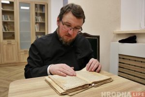 "Гэта сапраўдны скарб". Гродзенскі святар шукае сям'ю Раеўскіх, каб перадаць "кнігу жыцця"