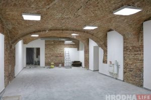 Глядзіце, як выглядае закінутая казарма на Шчорса, якую ніхто не купляе