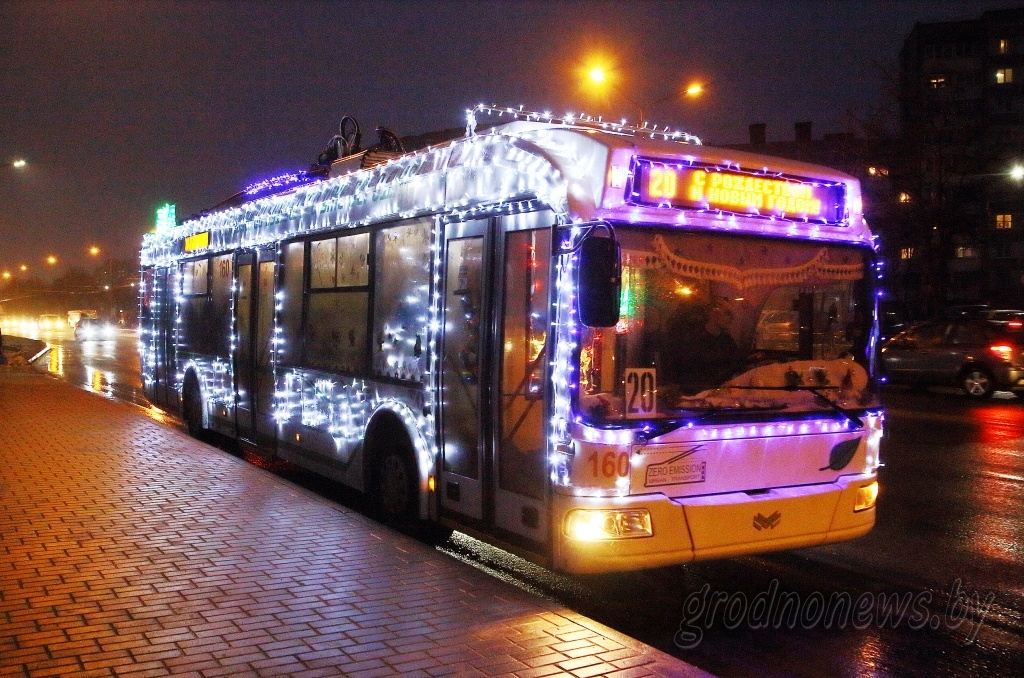 По Гродно ездит новогодний бесконтактный троллейбус. Смотрите, где его искать