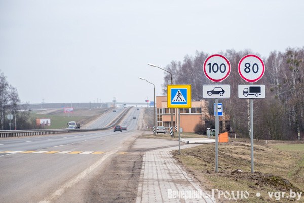 Жители Берегового три года не могут выехать из поселка налево по трассе, но не сдаются