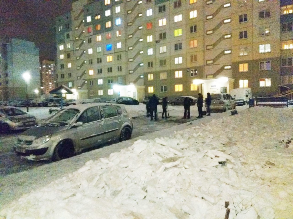 На Вішняўцы не дачакаліся камунальнікаў і выйшлі на ўборку снегу самі