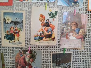 Абавязкова зазірніце! У краме "Лёля" зрабілі выставу старых калядных паштовак і святочных анёлкаў