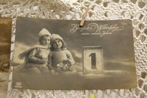 Абавязкова зазірніце! У краме "Лёля" зрабілі выставу старых калядных паштовак і святочных анёлкаў