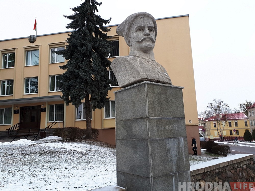 "Спрятался и хотел избежать декоммунизации". Памятник Чапаеву снесли, но не в Гродно