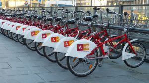 Навучэнец будаўнічага ліцэя прапануе гродзенцам арыгінальныя велапаркоўкі