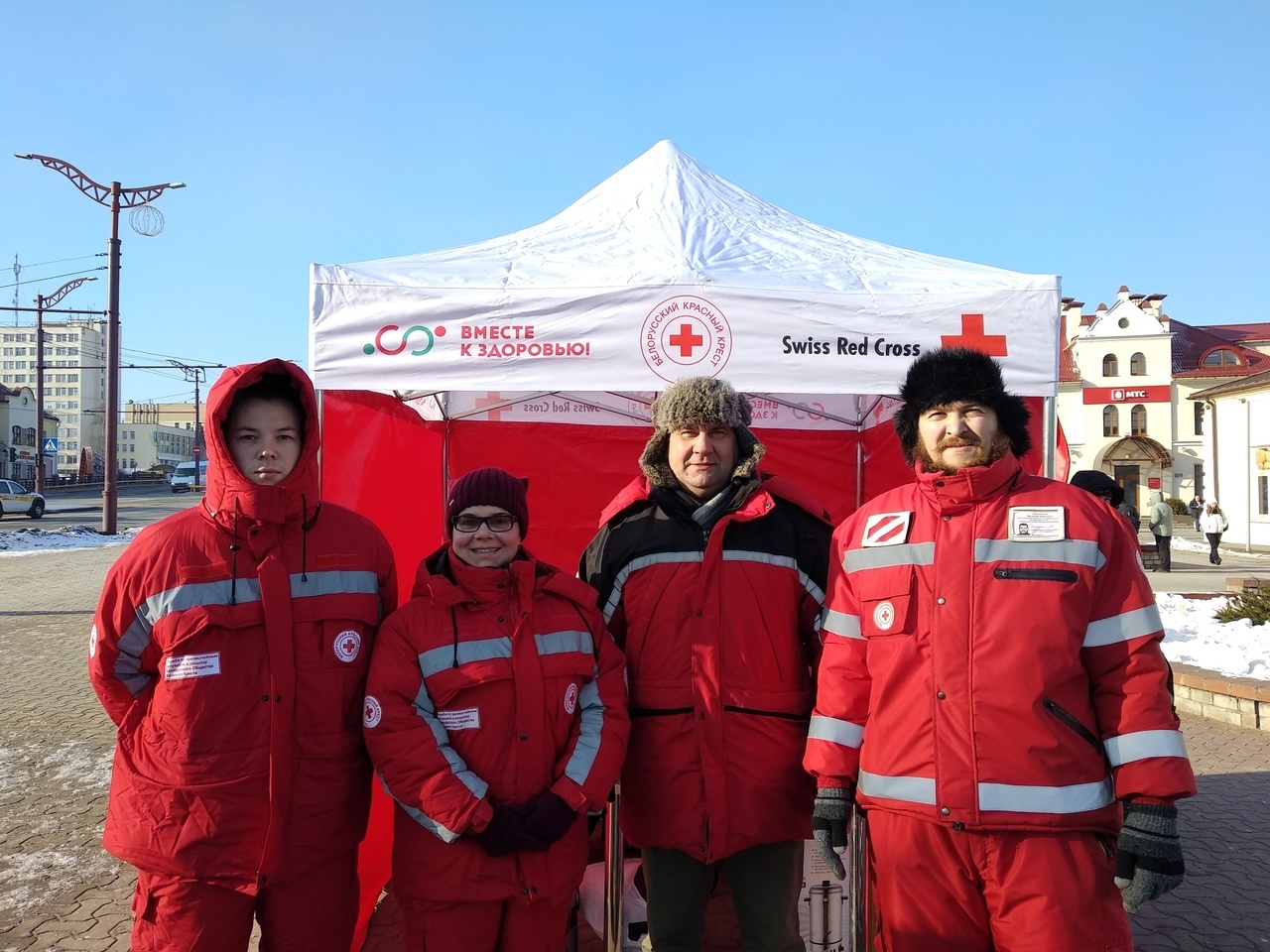 Волонтёры Красного Креста начали дежурство возле автовокзала и готовы помочь гродненцам на дорогах