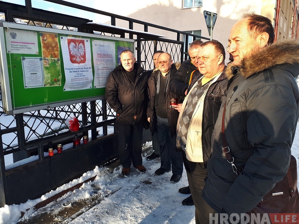 Гродзенскія актывісты і журналісты ўсклалі кветкі ля польскага консульства ў памяць аб забітым мэры Гданьска
