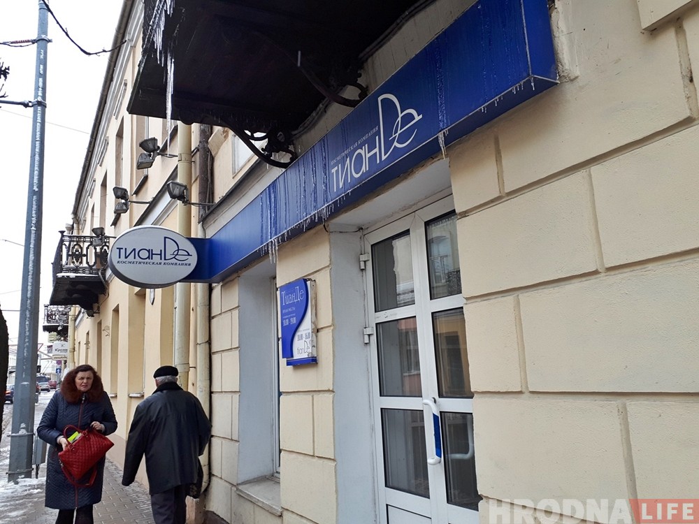 Фотофакт: опасные сосульки в городе никто пока не сбивает