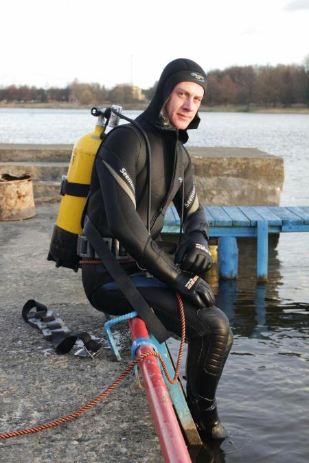 «Ён тануў, не мог выбрацца на бераг, але і ў рукі не даваўся». Як у Лідзе ратавалі сабаку, які праваліўся пад лёд