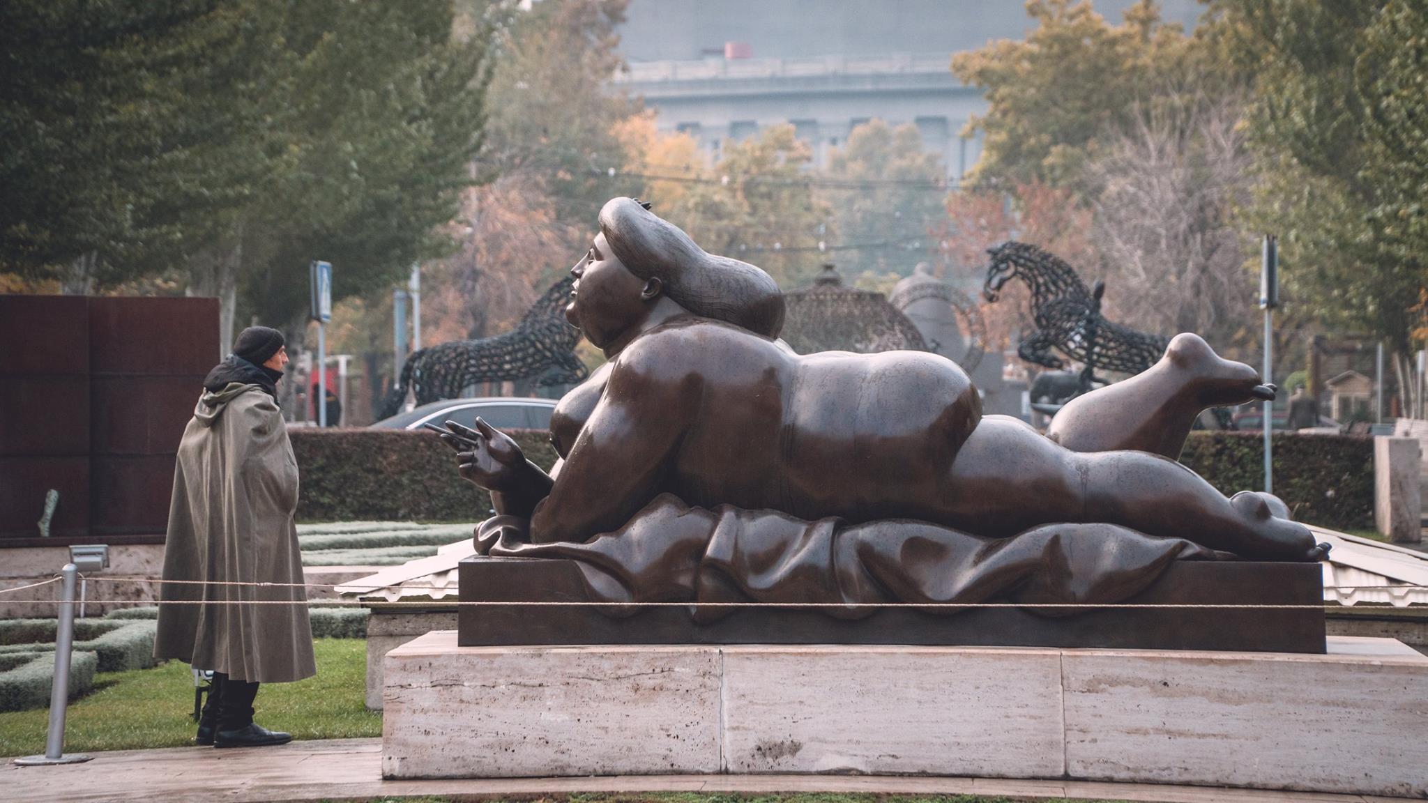 Снежная женщина "ню" появилась в деревне художников под Гродно