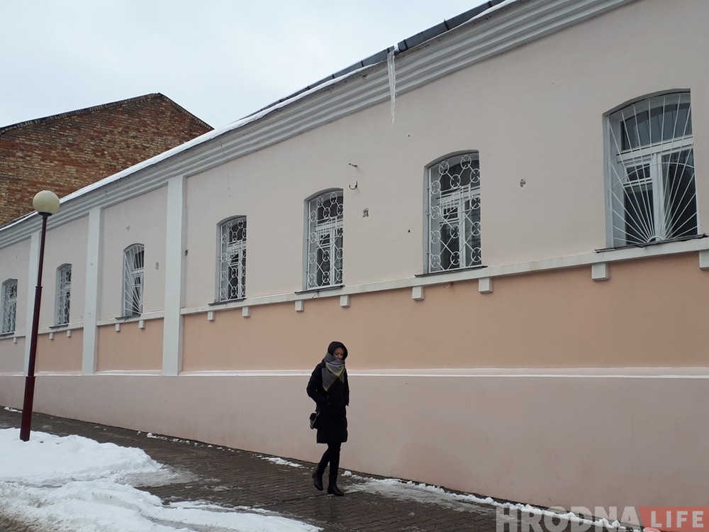 Фотофакт: опасные сосульки в городе никто пока не сбивает