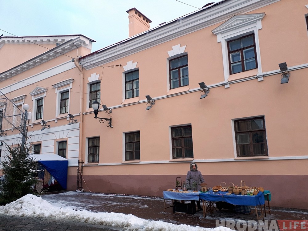 Фотофакт: опасные сосульки в городе никто пока не сбивает