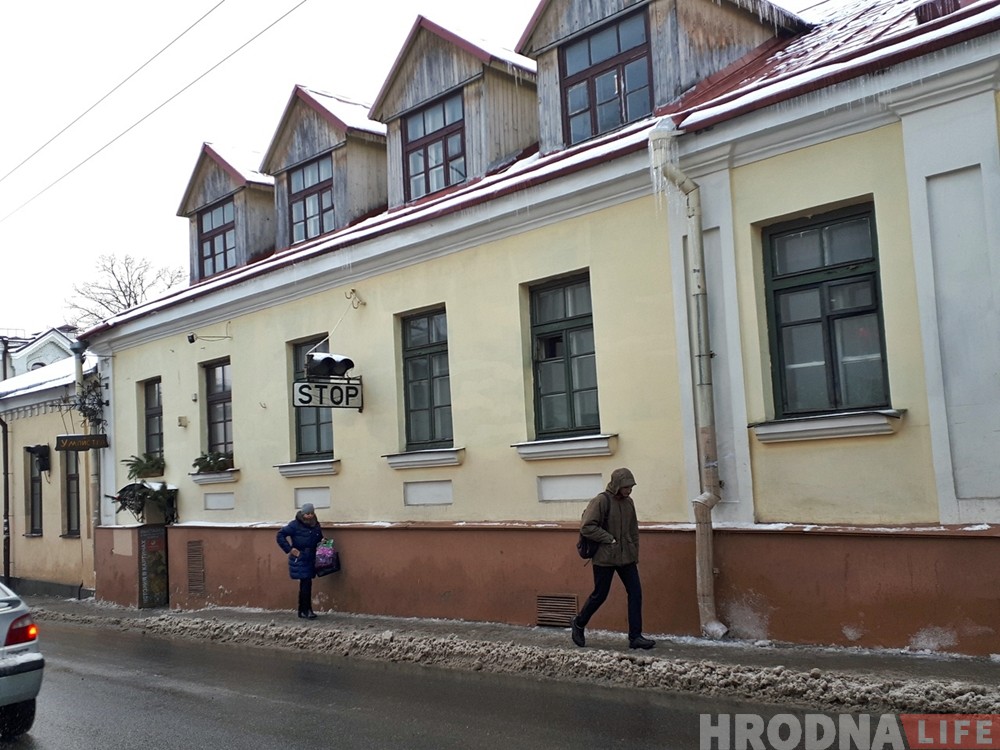 Фотофакт: опасные сосульки в городе никто пока не сбивает