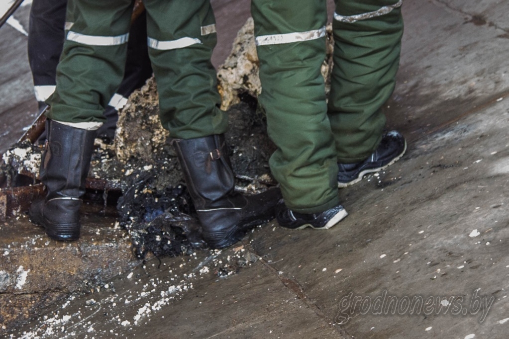 На Ожешко из канализации забил фонтан, стоки вытекали в реку. Почему произошла авария?