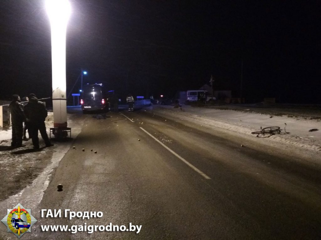 Под Гродно машына переехала лежащего на дороге мужчину
