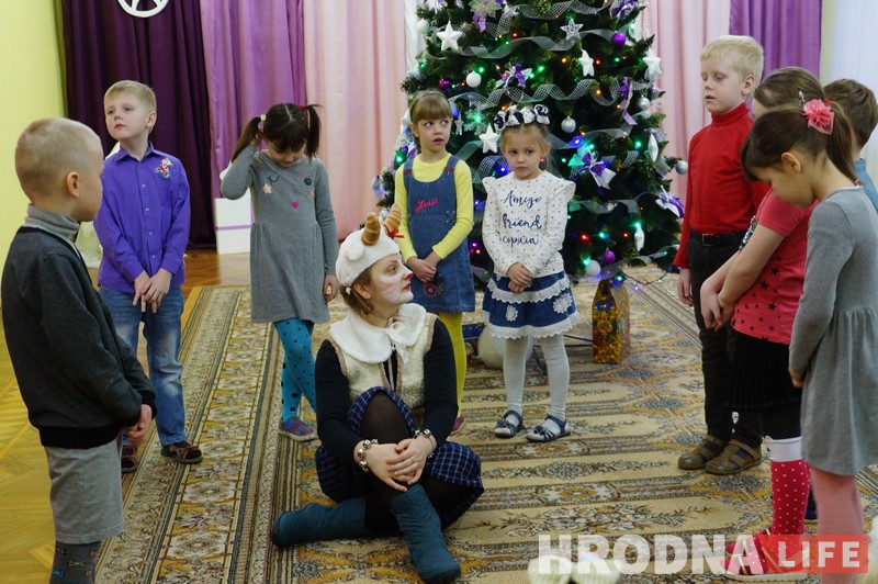 Пісьменнік стаў бабай Ягой, каб павіншаваць дзяцей з Калядамі