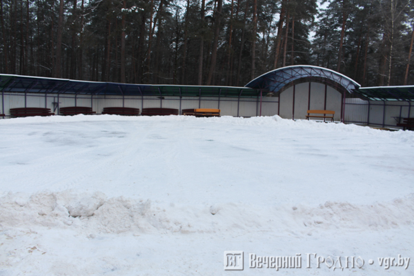 У Пышках пачалі заліваць каток. Пакатацца там можна будзе ў суботу