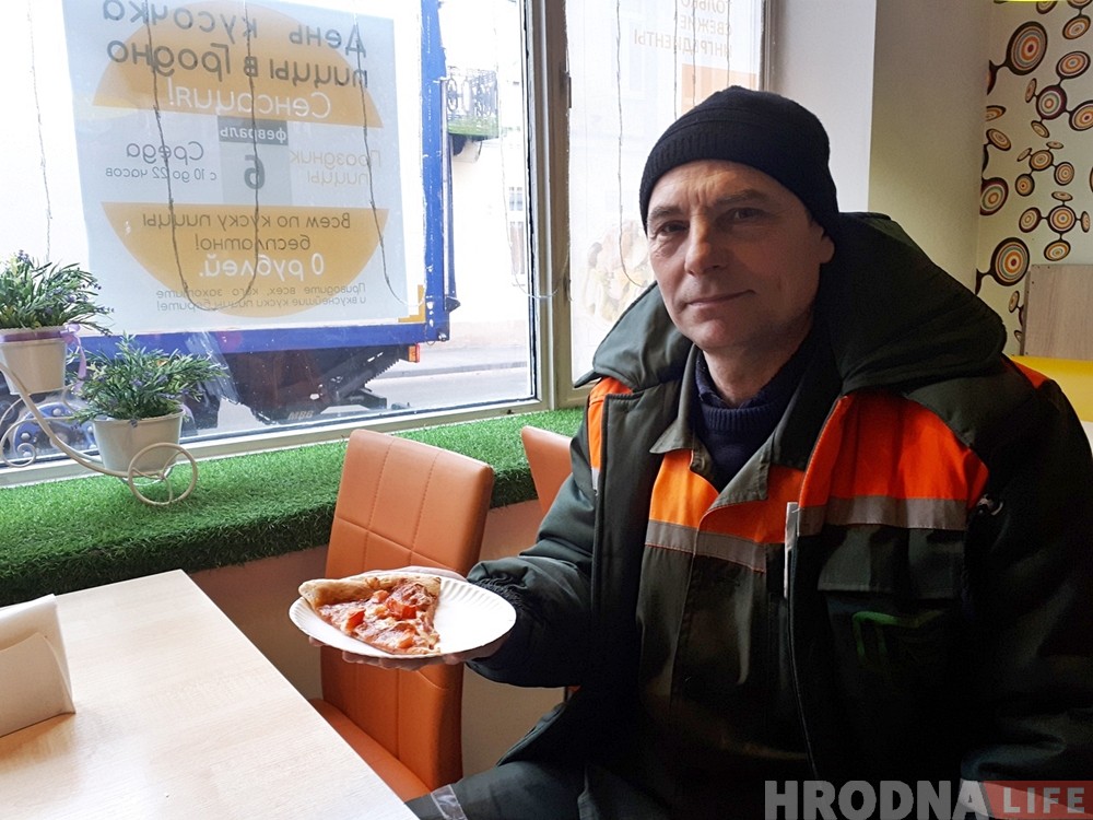 Угощают всех бесплатно! В Гродно проходит день кусочка пиццы