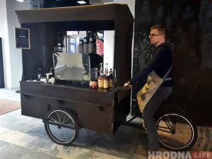 Гарбата на палачцы і ровар у дадатак. У Гродне адкрылі кавярню, куды можна прыязджаць на ровары і прыходзіць з сабакам