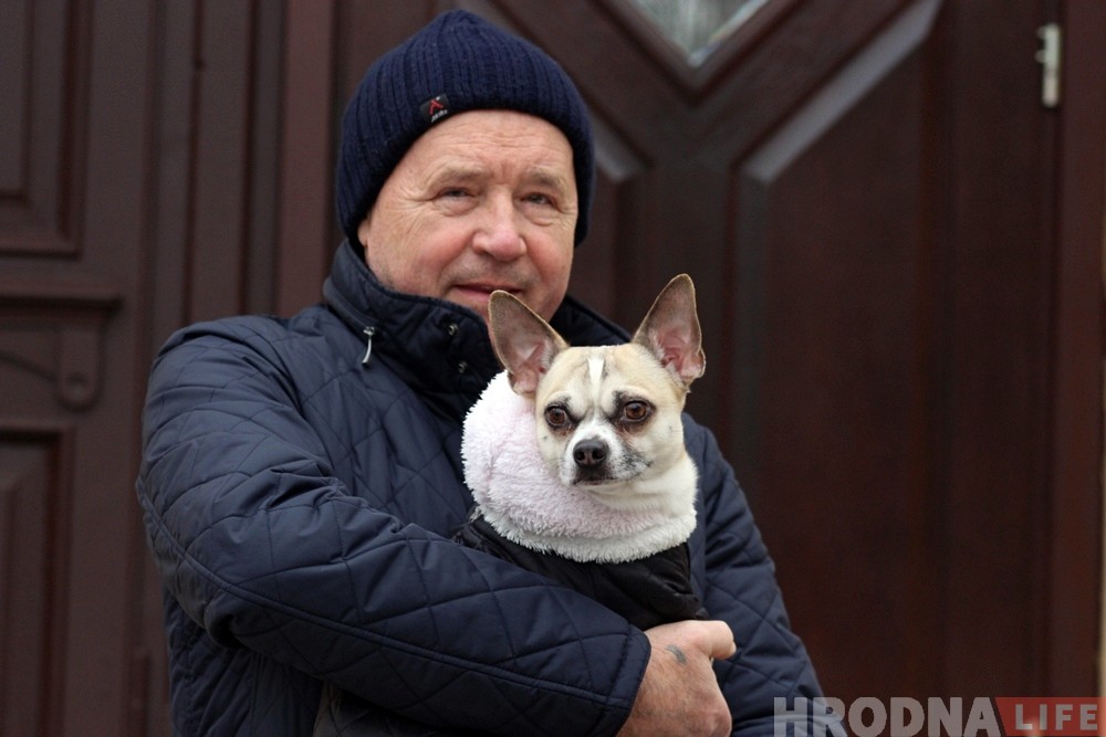 "Ён у нас вернік". Сабака Марцін з Гродна падпявае перазвону Свята-Пакроўскага сабора