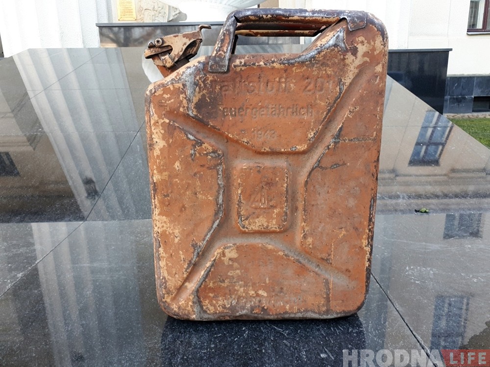 Чытач Hrodna.life перадаў у музей нямецкую каністру часоў Другой сусветнай Чытач Hrodna.life перадаў у музей нямецкую каністру часоў Другой сусветнай