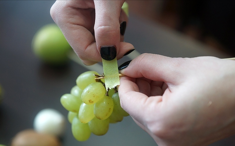 Каханне з апетытам: Да дня Святога Валянціна гродзенка робіць букеты, якія можна з'есці Каханне з апетытам: Да дня Святога Валянціна гродзенка робіць букеты, якія можна з'есці