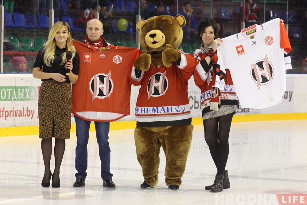 "Приятно, что клуб не забывает". Хоккейный "Неман" на матче поздравил болельщиков-молодоженов