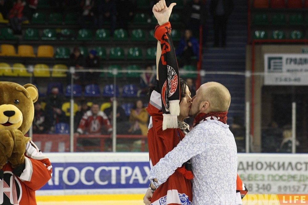 "Приятно, что клуб не забывает". Хоккейный "Неман" на матче поздравил болельщиков-молодоженов