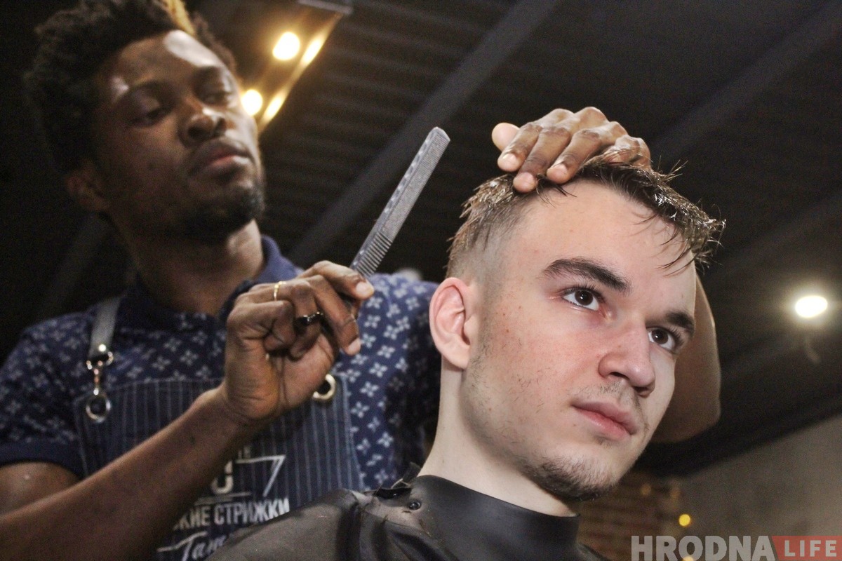 Прыехаў у Гродна, каб стаць барберам. Гісторыя Філіпа з Нігерыі Прыехаў у Гродна, каб стаць барберам. Гісторыя Філіпа з Нігерыі