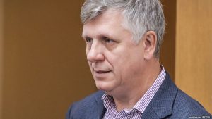 Беларуские законы запретили переписывать в течение первого года. Однако власти оставили лазейки