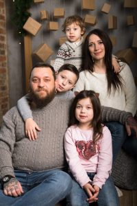 "Глядзяць і школьніцы, і брутальныя мужыкі". Гродзенскі рамеснік праз YouTube папулярызуе свае вырабы