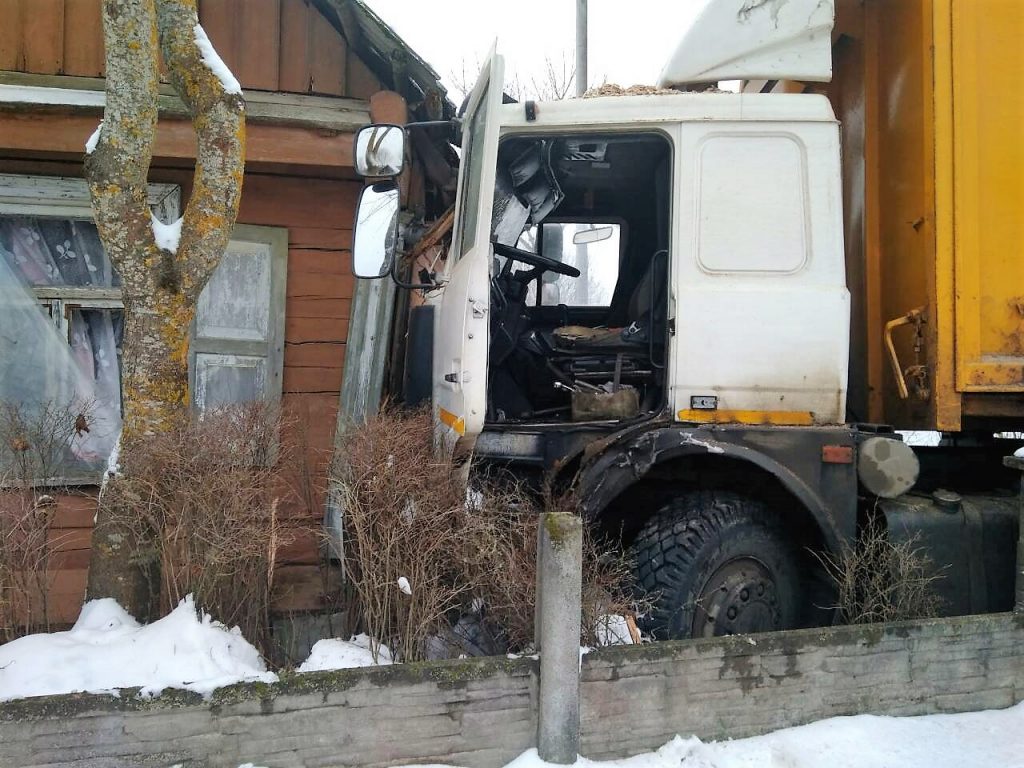 Пад Гродна "МАЗ" вылецеў з праезнай часткі, знёс плот і заехаў у дом