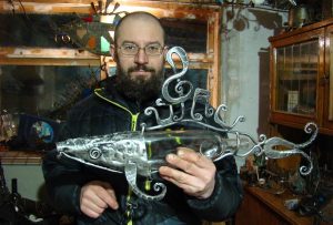 Жалезнае мастацтва. Гродзенскі каваль робіць рыбаў з рыдлёвак Жалезнае мастацтва. Гродзенскі каваль робіць рыбаў з рыдлёвак