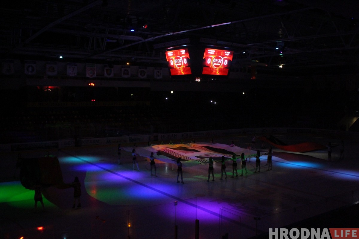 Дзяўчаты, якія не мерзнуць: глядзіце, хто танцуе за "Нёман"