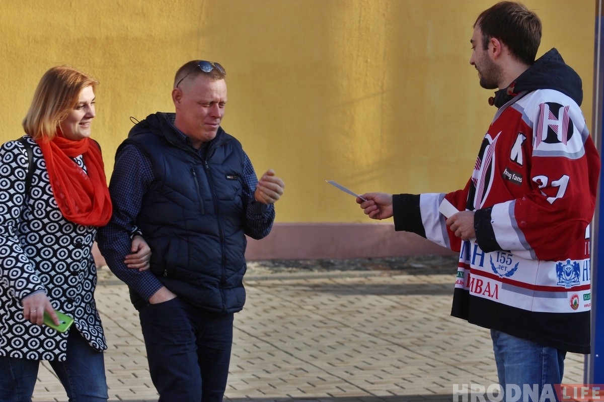 Фанаты «Немана» поздравили женщин с 8 марта и пригласили на хоккей