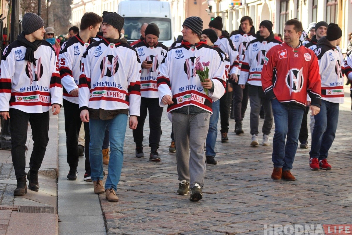 Хоккейный "Неман" вышел в центр Гродно и поздравил женщин с 8 марта