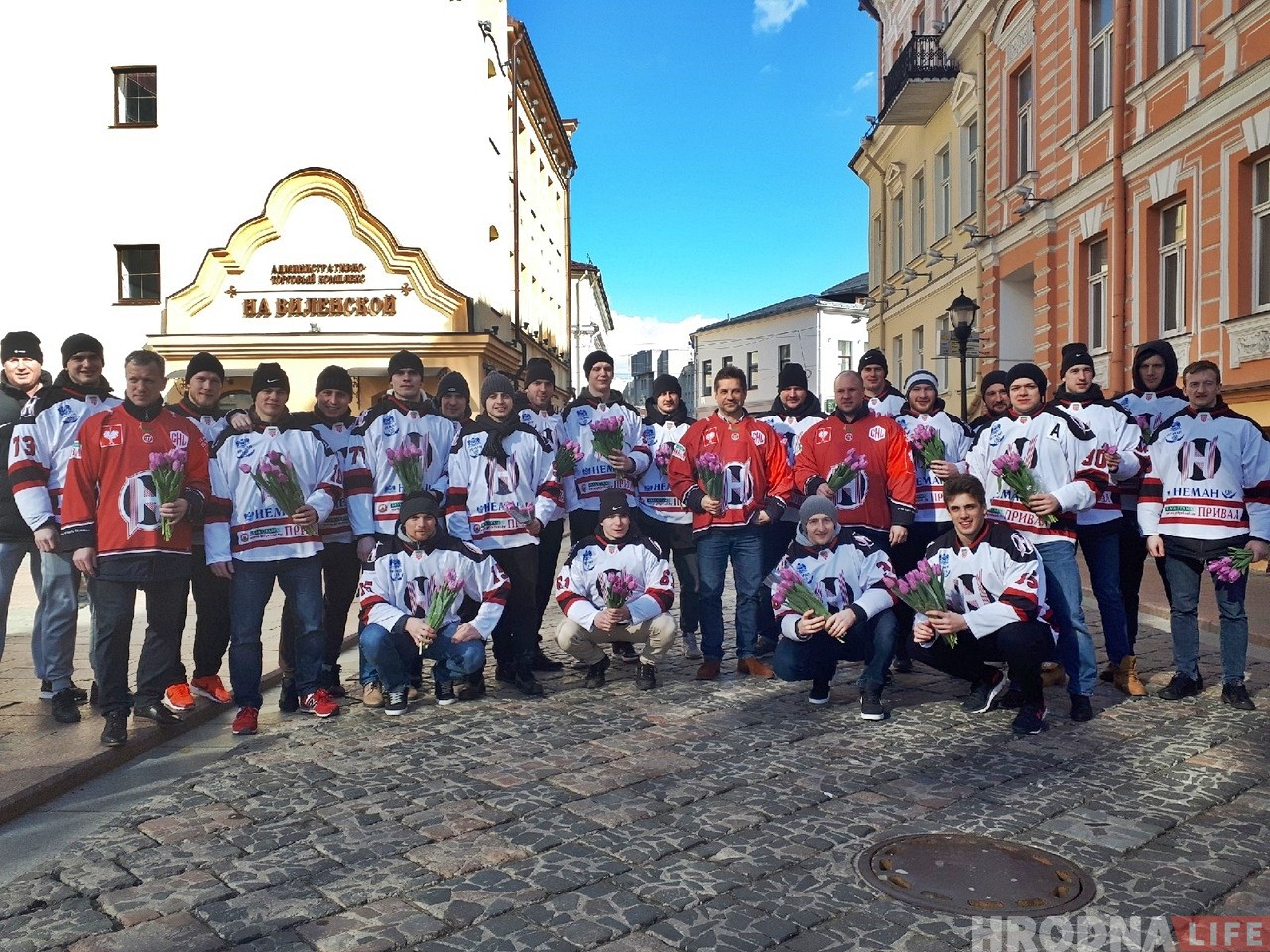 Хоккейный "Неман" вышел в центр Гродно и поздравил женщин с 8 марта