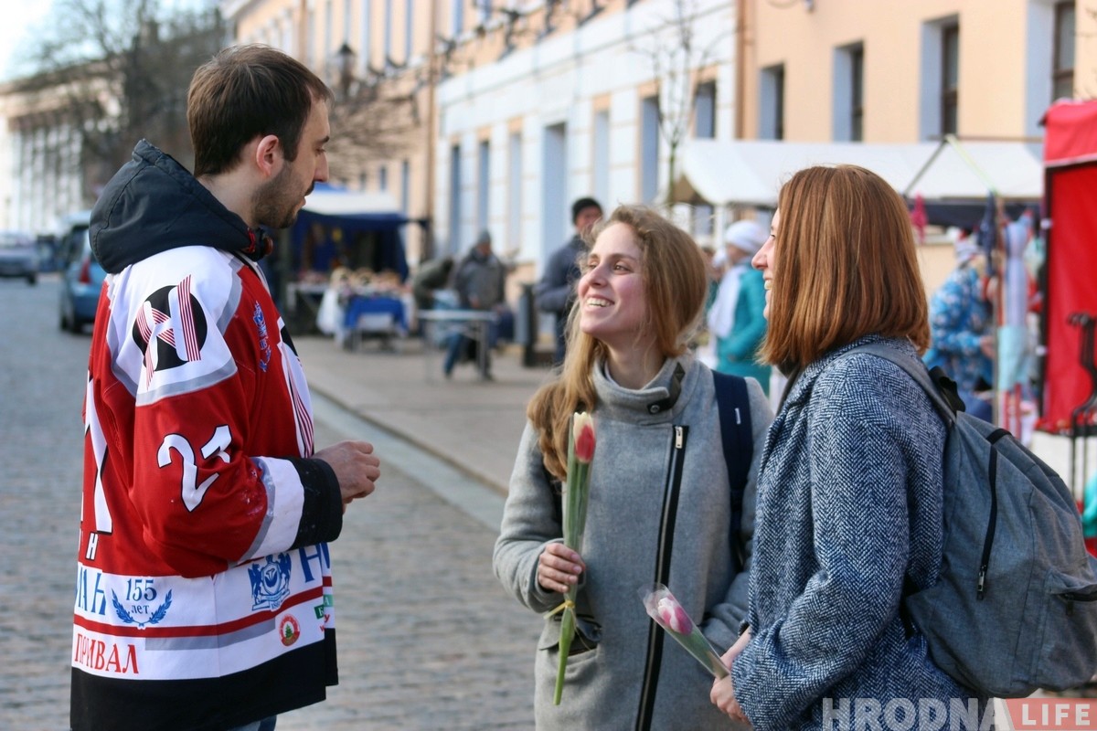 Фанаты «Немана» поздравили женщин с 8 марта и пригласили на хоккей