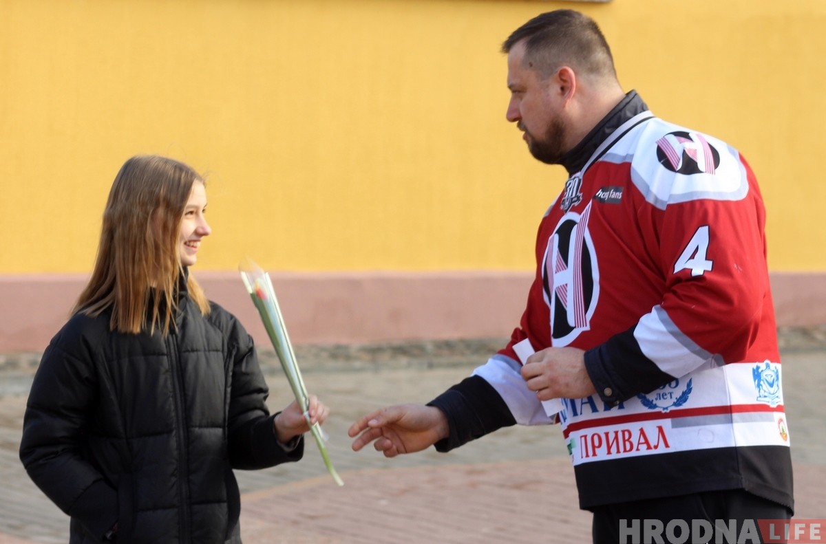 Фанаты «Немана» поздравили женщин с 8 марта и пригласили на хоккей