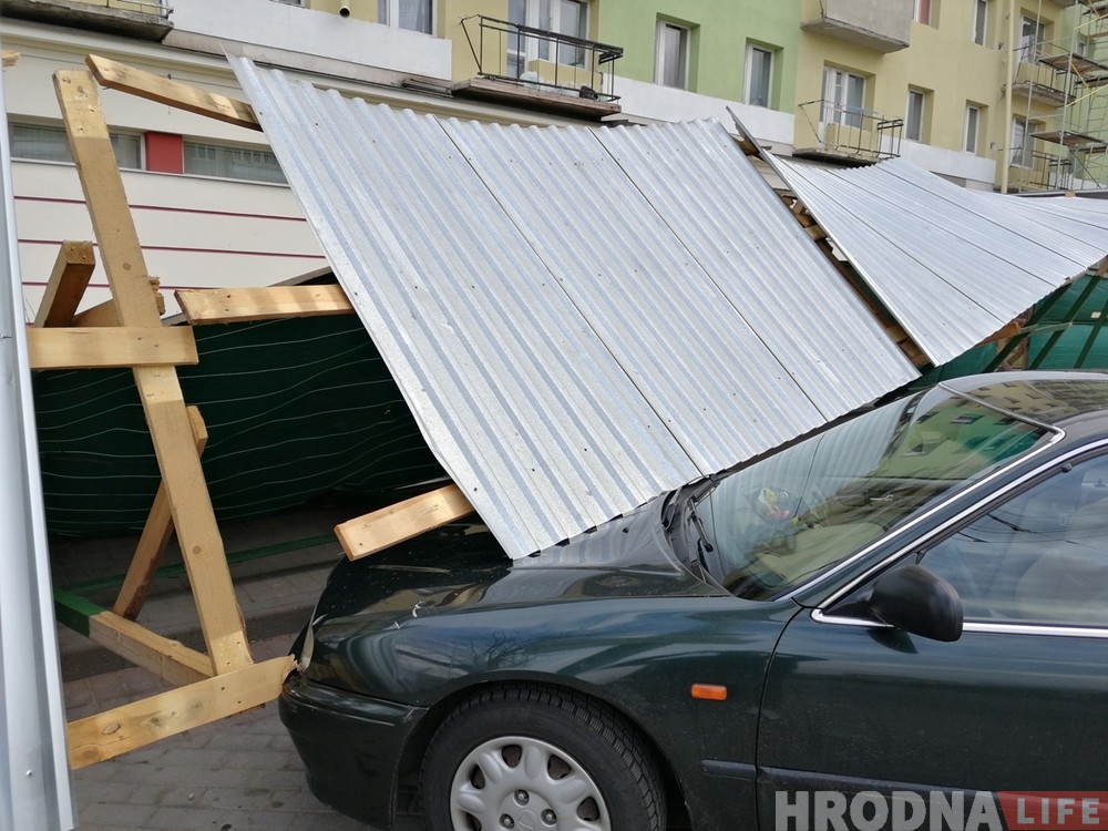 Моцны вецер у Гродне ламае дрэвы і знакі. Пашкоджаныя аўто