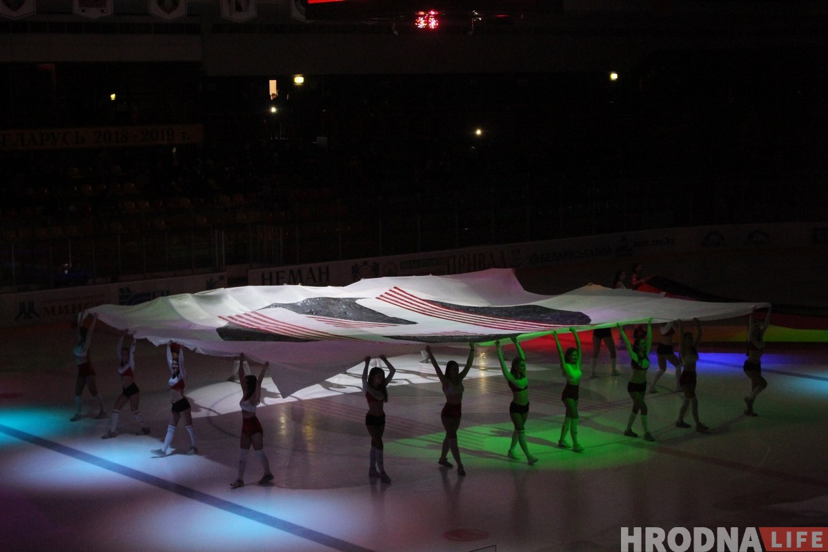 Дзяўчаты, якія не мерзнуць: глядзіце, хто танцуе за "Нёман"