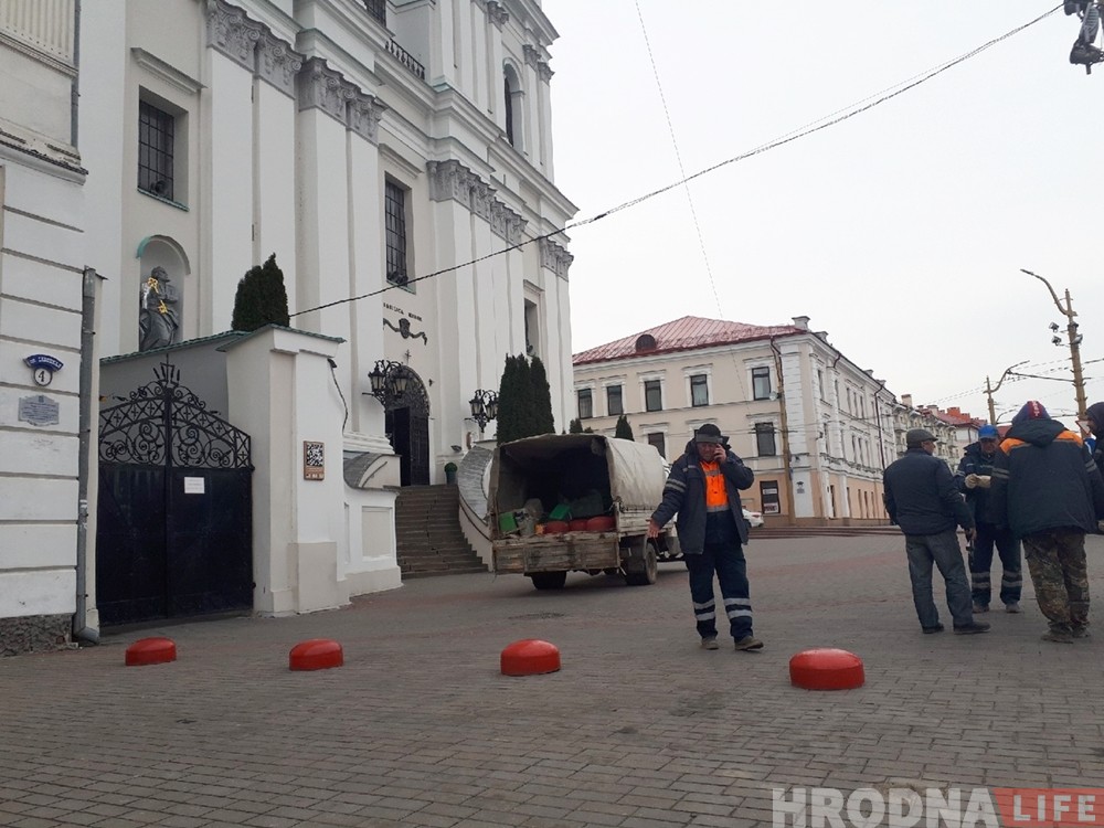 На тротуаре возле Фарного установили ограничители парковки