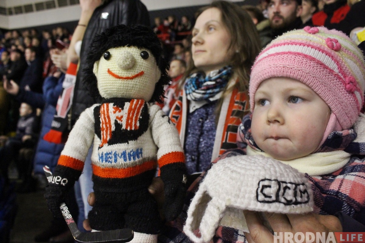 Талісман перамогі: сям'я з Гродна ходзіць на хакей з цацкай, якая прыносіць поспех
