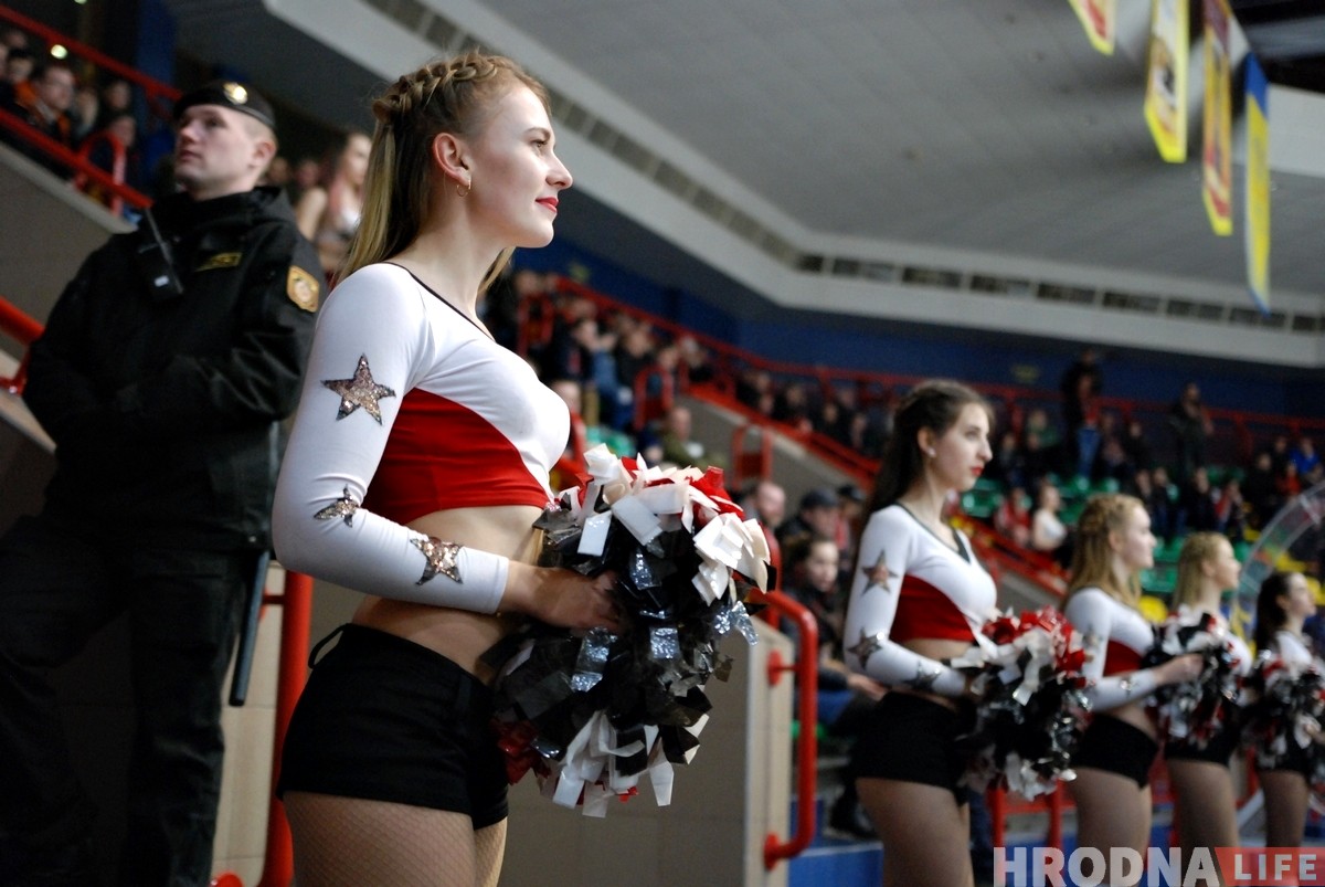 Дзяўчаты, якія не мерзнуць: глядзіце, хто танцуе за "Нёман"