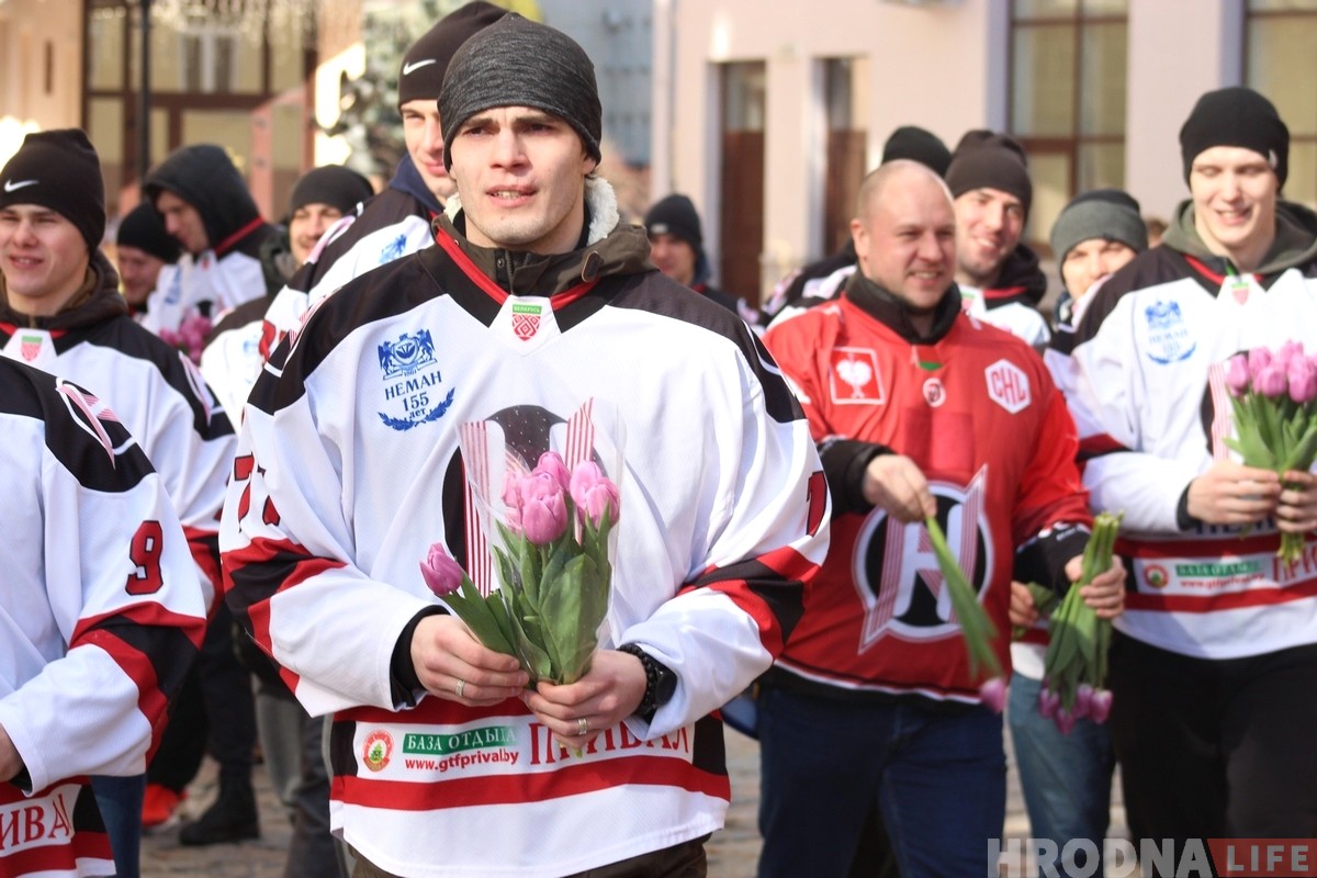 Хоккейный "Неман" вышел в центр Гродно и поздравил женщин с 8 марта