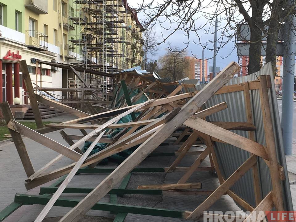 Моцны вецер у Гродне ламае дрэвы і знакі. Пашкоджаныя аўто